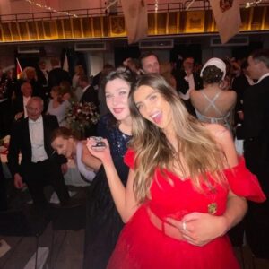 Dominika Peczynski Instagram - Sådär ja! Mutti kan fortfarande festa. Dansa på stolar till och med, om tillfället påkallar! Och det är just vad en vårbal gör. Påkallar stoldans.
Eller hur, kära dotter? @hannahbahrii