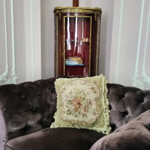 Dominika Peczynski Instagram - Några makalösa interiörer från Sveriges vackrast inredda hotell, Pigalle i Göteborg.
Lika underbart varje gång att att få övernatta här i bästa Belle Epoque-stil.

De lyckas med konststycket att få till känslan av att kliva in i en annan tid, en svunnen glamorös värld, utan att det känns det minsta tillgjort. Vraiment comme un rêve.