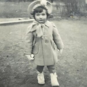 Dominika Peczynski Instagram - En till söt bild på min lilla söta  mamma. Näpen och uppklädd och dan i en park i Warszawa i början av annus horribilis 1939. Precis innan megaskiten träffade fläkten och det blev hög tid att dra i våld. När man ser på dessa idylliska foton så tänker man - vem kunde ha anat?