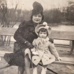 Dominika Peczynski Instagram - Det här är en bild på min mormor och min mamma, tagen i Warszawa strax innan krigsutbrottet. Mina morföräldrar flydde österut, till Sovjetunionen precis innan det var för sent och klarade därför livhanken. Till skillnad från resten av min judiska släkt som inte hade samma tur. Mormor Sabina, hennes judiska namn var Sheva, som betyder sju, var yngst av sju systrar varav alla dog i ghettot och i läger.
Min mamma växte sedermera upp i Tadzjikistans huvudstad Dushanbe, som på den tiden hette Stalinabad.

Bilden är väldigt gullig hur som helst och min dotter Hannah såg exakt ut som mamma Natalia när hon var liten. Vi är ganska lika varandra, kvinnorna i min familj.