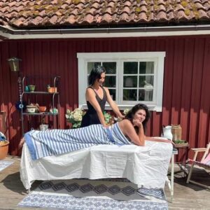 Dominika Peczynski Instagram - Hur bra får man ha det egentligen?

Jo, ungefär så här bra. Världens, utan överdrft, bästa massös Sara, som brukar komma hem till mig i stan med sin massagebänk, är på Norra Betsö och hälsar på. 
Hävdar inte att livet alltid är vare sig rättvist, glamouröst eller underbart. Men det här. Det är så nära Livet På En Pinne som man kan komma
Mon Dieu! Quel plaisir!

#summertime 
#sommar
#sommarkänsla 
#sommarisverige 
#skärgård 
#skärgården 
#stockholmsskärgård 
#stockholmarchipelago 
#öliv 
#islandlife
#outdoormassage 
#utomhusmassage