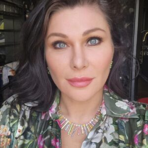 Dominika Peczynski Instagram - Sidenblus från Camilla Thulin, halsband och örhängen från Caroline Svedbom. Perfekt kombo.

@camillathulindesign 
@carolinesvedbom

#vårglamour