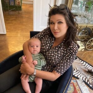Dominika Peczynski Instagram - Min son Harry 11 år har fått en lillebror - Ruben - genom sin far Yoav och Yoavs partner Leone. Så söt bebis. Eftersom Ruben är min Harrys lillebror på den gemensamma pappans sida så vill jag claima något slags ägarskap i nya Bebis Ruben AB. Kanske 12,5%.

Sedan en lämplig titel för för det lilla barnet gentemot mig, som ju ändå är hans brorsas mamma. Faster Dominika blir väl bra? Tror Mamma Leone, pappa Yoav och bonuspappa, alltså farbror Anders, tycker att det funkar

#storfamilj 
#nybebis 
#themorethemerrier 
#faster 
#farbror
#dominikapeczynski 
#andersborg 
#modernfamily