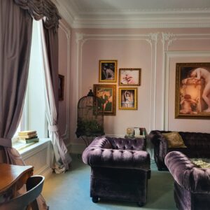Dominika Peczynski Instagram - Några makalösa interiörer från Sveriges vackrast inredda hotell, Pigalle i Göteborg.
Lika underbart varje gång att att få övernatta här i bästa Belle Epoque-stil.

De lyckas med konststycket att få till känslan av att kliva in i en annan tid, en svunnen glamorös värld, utan att det känns det minsta tillgjort. Vraiment comme un rêve.