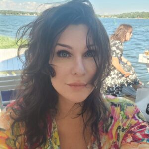 Dominika Peczynski Instagram - Sommar i skärgården. Håret på ända. Ångesten tillfälligt botad.