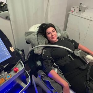 Dominika Peczynski Instagram - På torsdagar efter jobbet brukar jag bege mig till Linné Hudklinik som ligger på behagligt avstånd från mitt hem.

Där brukar jag lägga mig med en kopp kaffe bra musik i bakgrunden och babbla med den trevlige ägaren Magnus i någon timme iförd ett par tryckbyxor som utför något slags avancerad lymfdränage. 
Superskön, avslappnade och väldigt hård benmassage som dessutom gör att man tappar ett gäng kilo i vätska. Dels blir det snyggt och dels känner man sig lätt som en fjäder efteråt. Utan svullna fötter eller vader och lår. Nu senast testade jag också en muskelsammandragande apparat på mage och armar. En halvtimme med den lilla manicken motsvarar 20 000 situps. Vilket är fler än den här bekväma (ok, lata då) damen gjort i hela sitt vuxna liv. 
Maskinen heter  INSCULPT 4.0 och elstötarna kittlar dödskönt i kistan.... och midjemåttet minskar omedelbart. 

Ja, jag är fåfäng. Skjut mig. 😇🤪

Discobelysning kan man också få om man så önskar.

@linnehudklinik

I övrigt är det full fart på Mafioso PR. Massa roliga uppdrag och spännande kunder. Känns skönt att kunna foka på det jag verkligen kan och älskar, nämligen kommunikation - nu när det står klart för alla (inklusive mig själv) att det inte bidde något med mina politiska drömmerier. 
Kul och annorlunda att ha kandiderat visserligen (check off the bucket list) och jag har lärt mig saker och förstått samband som jag aldrig fått insyn i annars. Så inget är förslösat, tvärtom.

Men nu - full speed onwards, upwards, sideways and round i livets helt oförutsägbara och alldeles underbara karusell.

Puss på er!