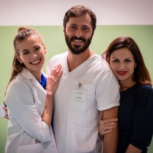 Dominika Richterová Instagram - Kto z tejto trojice zo seriálu @nemocnica_tvjoj podľa vás pozná doktora Zimu najlepšie?😏

#nemocnicatvjoj #tvjoj