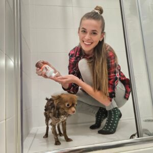 Dominika Richterová Instagram - Včera sme mali Leoškom "kúpací deň".💦 Rada by som povedala, že si to Leo užil, ale z výrazu je jasné čo si o mne a kúpaní myslí 😄 Ale tá vôňa a hebká srstička je teraz na nezaplatenie. Poznáte to, keď okupete psíka? Mate ho chuť ešte viac mojkať ako doteraz?:)) My skúšame nový šampónik od @provilan_sk . Zatiaľ sme...ehm, teda SOM 😄 spokojná. Ak chcete tip na vianočný darček pre Vášho miláčka aj so zľavou - 15% na vsetky produkty , tak Leo to pre Vás svojím kukučom zariadil.😋𝙇𝙚𝙤𝟭𝟱 www.provilan.sk