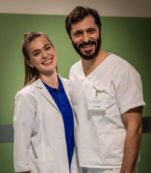 Dominika Richterová Instagram - Noro a Alica by boli v seriáli @nemocnica_tvjoj určite krásny pár, avšak vyzerá to, že jej srdce už celé patrí iba Jakubovi. Napriek tomu však stále zostali kamaráti a nechýba im úsmev na perách.❤

#nemocnicatvjoj #tvjoj