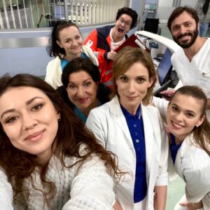 Dominika Richterová Instagram - Pozdravujeme z nakrúcania!🤍 Tešíme sa na vás opäť vo štvrtok o 20:40 na @tvjoj 🚨

#nemocnicatvjoj #tvjoj