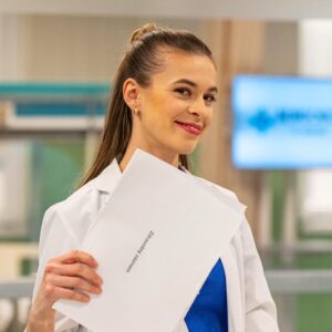 Dominika Richterová Instagram - Doktorka Dobrovičová v seriáli @nemocnica_tvjoj je veselá kopa, ktorá kolegom a kolegyniam vždy zlepší deň!💙 Máte vo svojej práci niekoho, kto dni zlepšuje vám?

#nemocnicatvjoj #tvjoj