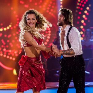 Dominika Rošková Instagram - Sobotní rozloučení … byla to opravdu zajímavá zkušenost, která mi toho hodně přinesla a hodně ukázala ( i o sobě ) … a za to velké díky. Tanec vtrhl do mého života jako divoká řeka a nejspíš v něm už i zůstane. Tak jako má neuvěřitelná učitelka, silná avšak něžná a čistá duše, která vplula do naší rodiny, jakoby do ní vždycky patřila 🙏🙏🙏 ( btw. včera @dominika.roskova slavila narozeniny ). Takže ještě jednou díky tam nahoru za tuto interesantní kapitolku svého života a těším se na vás všechny zase v divadlech, pod koncertními pódii a občas i na nějakém tom plesovém parketě 😉❤️👍 a malinko poupravím text jedné mé milované písně : i am human, i am dancer 🤗 hezký večer