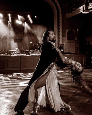 Dominika Rošková Instagram - ⭐️💃 Showtime💃⭐️ 

PS: Rišo si dal ušiť už aj svoj vlastný frak🤩🤗💃🙏

📸 @everyday_reporter Ďakujeme za zachytenie momentov🙏

💃 Dress by one & only @nosme_dance 

#proam #showtime #showdance #actor #singer #dancer #lovetoperform