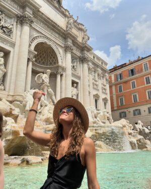 Dominika Rošková Instagram - Ohliadnutie za Rímom II - ,,Hľadanie šťastia pri Fontáne di Trevi” 😝🤓🌞🫶 

📸 @alenaroskova & @timea.roskova 🫶