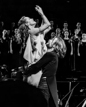 Dominika Rošková Instagram - Ešte pár foto ,,Emotions in motion”, ktoré zachytil @jirischauer 🙏📸 Ďakujeme 

Vianoce v O2 aréne 2023 v @nosme_dance by @nosmediva 

@vanoce_v_arene
 @zlproduction