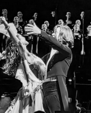 Dominika Rošková Instagram - Ešte pár foto ,,Emotions in motion”, ktoré zachytil @jirischauer 🙏📸 Ďakujeme 

Vianoce v O2 aréne 2023 v @nosme_dance by @nosmediva 

@vanoce_v_arene
 @zlproduction