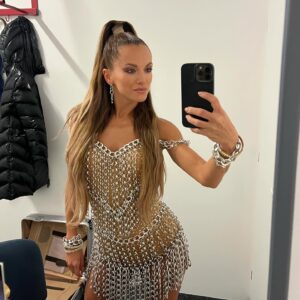Dominika Rošková Instagram - Posledný prenos v obrázkoch 📸 Česko-slovenské kolo 🫶 Sestrička z Kramárov na môj milovaný @elanrock 🫶
Ďakujem za všetky reakcie a spätnú väzbu 🙏😘 Riči zvládol jive na ostravského rockera fantasticky 💃💪 Som hrdá partnerka a učiteľka. A teraz už prelaďujeme na ďalší štandardný tanec:) Sledujte v sobotu 20:10 na ČT 1 💃

Tento víkend sa kostýmer, návrhár a hlava našich lookov Roman Šolc vybláznil 🙏 @kostymerna.cz 
šikovnými ručkami zrealizovala Kačka @nosmediva @nosme_dance 
Vlasy neboli o nič lahšie ako šaty a tie má na starosti naša Blanka s dievčatami @hblanion 🙏

Ja som si tak mohla vyskúšať netradičný look aka Jlo.. Bol to záhul, no zároveň zážitok tancovať v takomto looku🙏 
PS: Nedalo sa skryť nikde, bolo ma počuť pri každom kroku 😀🙏

@ceskatelevize 
📸 @mikulas_krepelka @lyshaczech 

#lovemylife #dance #dancelife #dwts #stardance #letsdance #bbcstrictly #passion #fullmoon