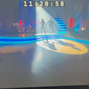 Dominika Rošková Instagram - Posledný prenos v obrázkoch 📸 Česko-slovenské kolo 🫶 Sestrička z Kramárov na môj milovaný @elanrock 🫶
Ďakujem za všetky reakcie a spätnú väzbu 🙏😘 Riči zvládol jive na ostravského rockera fantasticky 💃💪 Som hrdá partnerka a učiteľka. A teraz už prelaďujeme na ďalší štandardný tanec:) Sledujte v sobotu 20:10 na ČT 1 💃

Tento víkend sa kostýmer, návrhár a hlava našich lookov Roman Šolc vybláznil 🙏 @kostymerna.cz 
šikovnými ručkami zrealizovala Kačka @nosmediva @nosme_dance 
Vlasy neboli o nič lahšie ako šaty a tie má na starosti naša Blanka s dievčatami @hblanion 🙏

Ja som si tak mohla vyskúšať netradičný look aka Jlo.. Bol to záhul, no zároveň zážitok tancovať v takomto looku🙏 
PS: Nedalo sa skryť nikde, bolo ma počuť pri každom kroku 😀🙏

@ceskatelevize 
📸 @mikulas_krepelka @lyshaczech 

#lovemylife #dance #dancelife #dwts #stardance #letsdance #bbcstrictly #passion #fullmoon