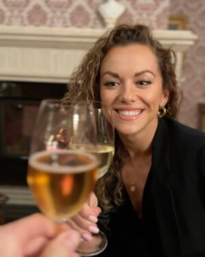 Dominika Rošková Instagram - Hľadanie pravdy alebo IN VINO VERITAS a príjemný večer s @arte.restaurant & @viajursk v podobe 8-chodovej degustačnej večere s párovaním vlastných vín v @kastielpalffy vo Svätom Jure pod vedením šéfkuchára @chef_czzajda 🙏👏👌

Minimalizmus, koncentrácia na detail, súzvuk, harmónia, inovatívnosť v súlade so znalosťou koreňov … dokonalá kuchárska choreografia🙏… 💃 💃 💃

@arte.restaurant a @kastielpalffy sú súrodencami mojej milovanej Lomnice @hotellomnica 🫶🤞Prajem Slovensku mať už svojho Michelina, je tu už niekoľko adeptov:) Držím palce obom🙏

#gasteolovers #topgastronomie #strikeapose