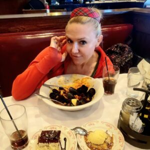 Dominique Swain Instagram - Scrumptious time at Maggiano's in Boston, everyone's so nice, especially Pablo and Johan, thanks guys!