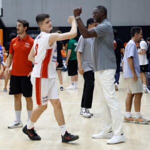 Dominique Wilkins Instagram - Valencia vibes 🤩🇪🇸 @dominiquewilkins21 

📍@JrNBA European Finals Tournament presented by @kelloggs_es 

#JrNBAInternational