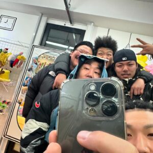 Don Mills Instagram - 혹시 5월26일 일요일에 뭐하시나요??

저같은 경우는 
3:00-3:40 환상의 라이브 쑈타임!
(판타지 스타 디보, 떠오르는 신예 키미즈와일드의 축하 오프닝 공연!)
(화끈한 친구들 멧돼지, 로스, Kor Kash의 스페셜 게스트 파티)

3:40-3:50 잠깐의 휴식타임!
(자유롭게 화장실 이용, 통화 등등 휴식시간이 주어집니다!)

3:50-6:00 사인회, 사진회 및 인생얘기!
(연애상담, 진로상담, 심리상담(mbti전문) 등 1:1로 해결해드립니다!)
(서비스로 덕담도 전달해드립니다!)

5월 26일 데이토나 레코드샵으로 오셔요~!

🔊Daytona Records Exclusive
🔊Don Mills <인생을 바꿀 앨범> CD
🔊온•오프라인 동시 발매 
🔊가격 ₩20,000
🔊Don Mills Live 3pm
🔊05.26 Sun