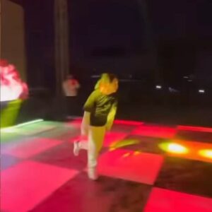 Don Mills Instagram - 제 음악에 다이빙하는 이 분이 누구신지 아시는분~^^
정말 펀쿨색 하시네여...;;;