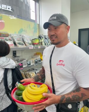 Don Mills Instagram - 사장님께서 제가 마음에 드셨는지 
오이를 6개당 2000원에 주신다네요!!
파격적인 오이 이벤트 감사합니다~!!!
