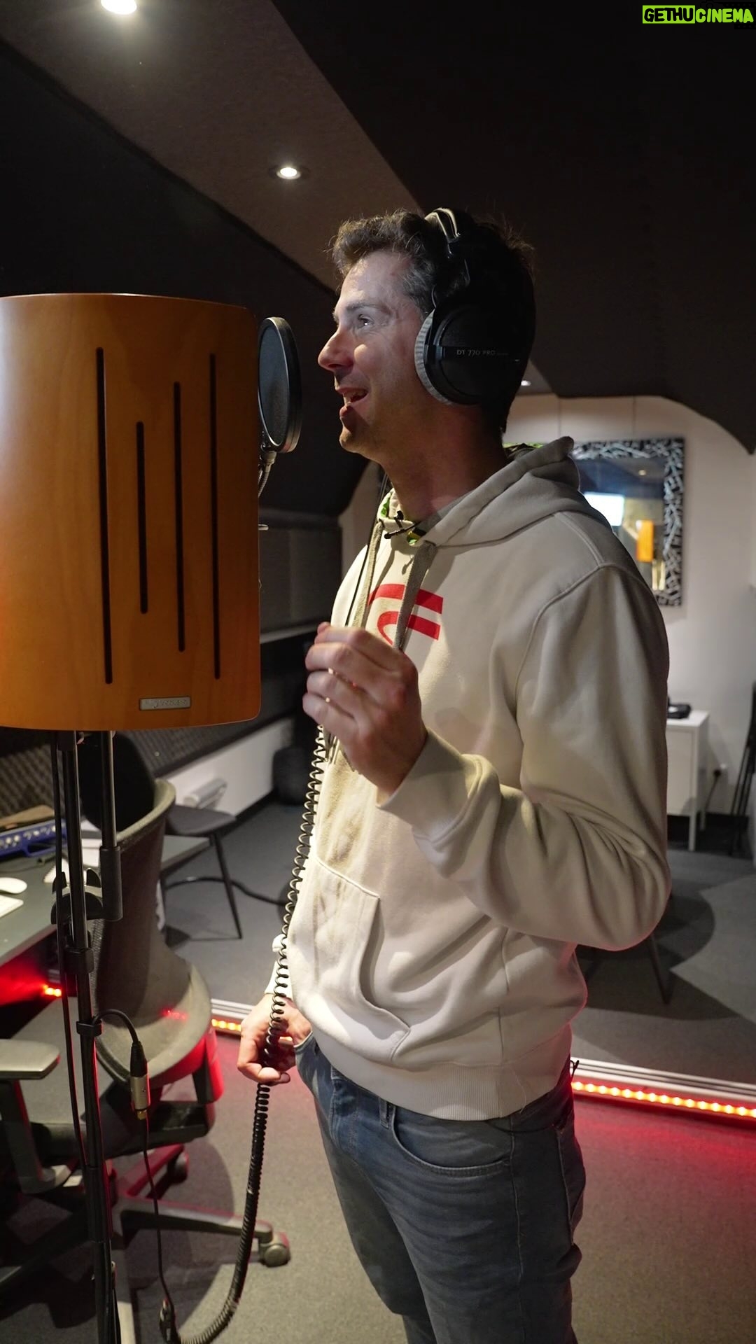 Donald Reignoux - 17.2K Likes - On te prépare quelque chose avec @donaldreignoux 👀 Reste connecté ! Tu as hâte d’écouter ? 🎧 We’re currently working on an audio project. 👀 Watch this space! Who’s looking forward to hearing more? 🎧 #DisneylandParis30 #Podcast #DisneyParks