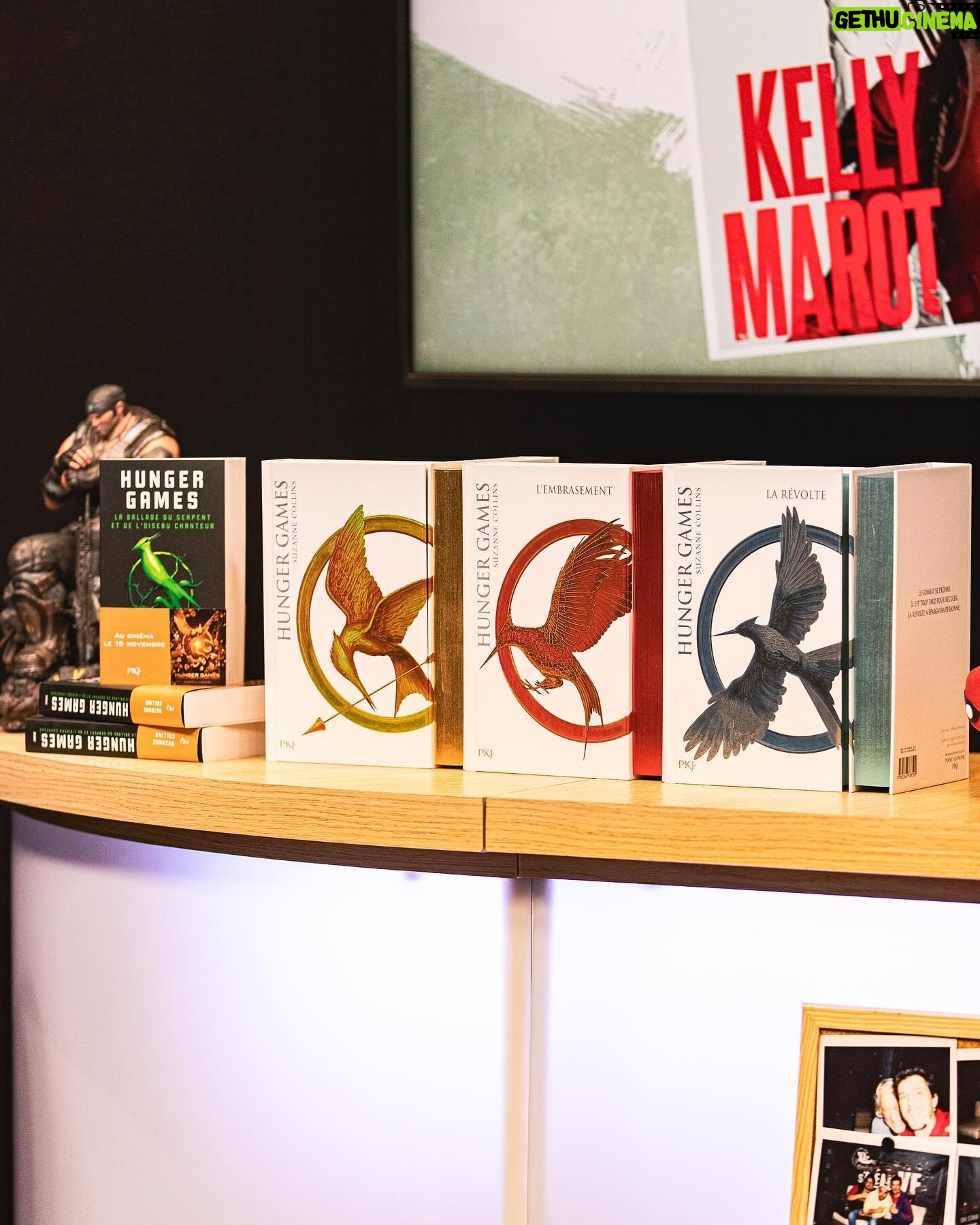 Donald Reignoux - 6.8K Likes - 🎁 CONCOURS 🎁
Avec @pocket_jeunesse on vous fait gagner ces magnifiques livres collectors dédicacés par les VF de Katniss, Effie, Tigris et la Présidente #HungerGames !
Pour tenter de les gagner :
1️⃣ Suivre mon compte et @pocket_jeunesse !
2️⃣ Liker cette publication !
3️⃣ Tag un.e pote en commentaire !
Il y aura 3 gagnant.e.s, puisse le sort vous être favorable !
📆 Tirage au sort le mardi 12 décembre