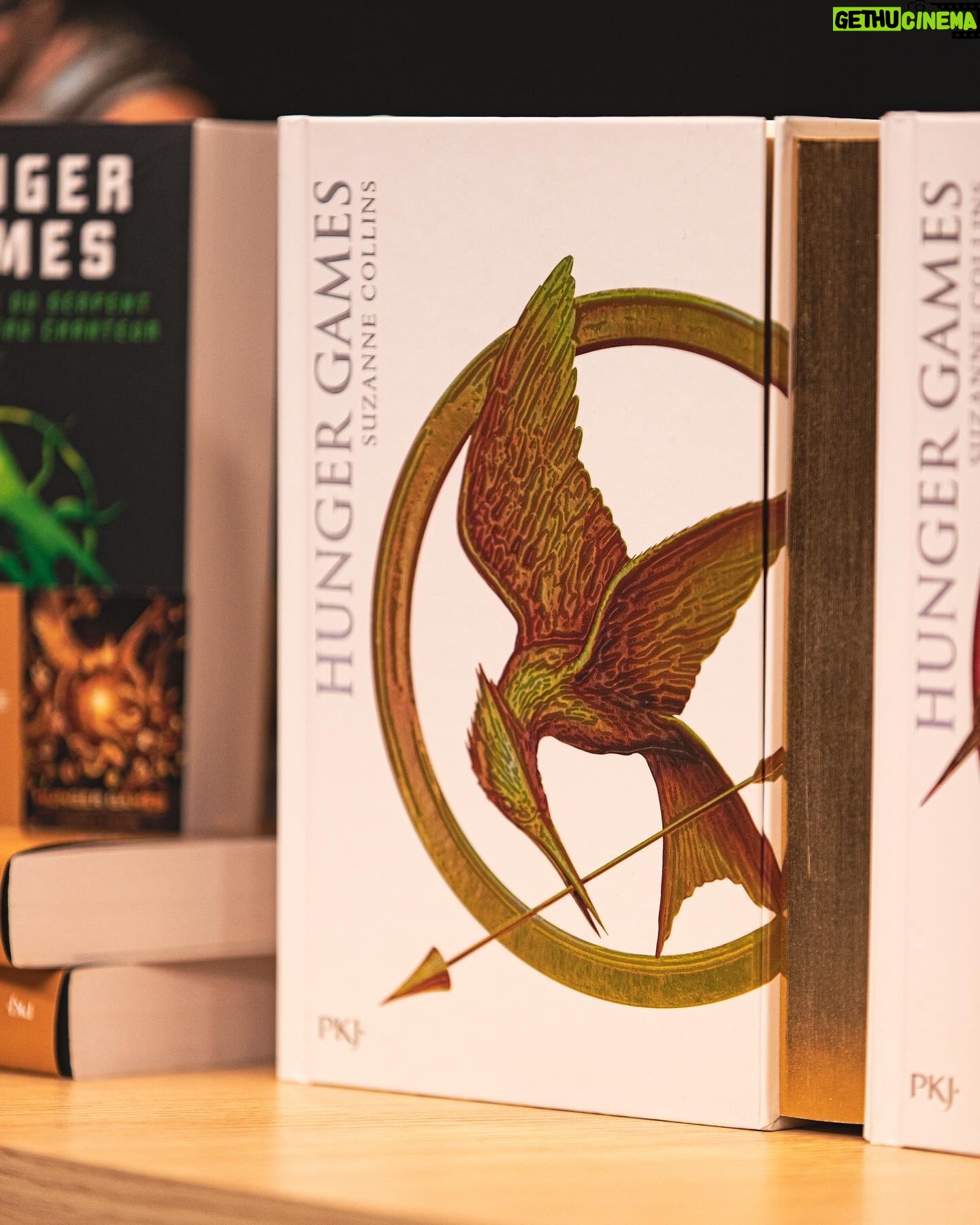 Donald Reignoux - 6.8K Likes - 🎁 CONCOURS 🎁
Avec @pocket_jeunesse on vous fait gagner ces magnifiques livres collectors dédicacés par les VF de Katniss, Effie, Tigris et la Présidente #HungerGames !
Pour tenter de les gagner :
1️⃣ Suivre mon compte et @pocket_jeunesse !
2️⃣ Liker cette publication !
3️⃣ Tag un.e pote en commentaire !
Il y aura 3 gagnant.e.s, puisse le sort vous être favorable !
📆 Tirage au sort le mardi 12 décembre