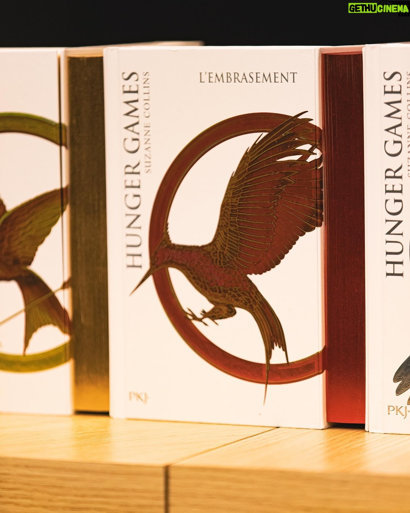 Donald Reignoux - 6.8K Likes - 🎁 CONCOURS 🎁
Avec @pocket_jeunesse on vous fait gagner ces magnifiques livres collectors dédicacés par les VF de Katniss, Effie, Tigris et la Présidente #HungerGames !
Pour tenter de les gagner :
1️⃣ Suivre mon compte et @pocket_jeunesse !
2️⃣ Liker cette publication !
3️⃣ Tag un.e pote en commentaire !
Il y aura 3 gagnant.e.s, puisse le sort vous être favorable !
📆 Tirage au sort le mardi 12 décembre