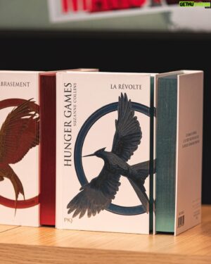 Donald Reignoux Instagram - 🎁 CONCOURS 🎁

Avec @pocket_jeunesse on vous fait gagner ces magnifiques livres  collectors dédicacés par les VF de Katniss, Effie, Tigris et la Présidente #HungerGames !

Pour tenter de les gagner :

1️⃣ Suivre mon compte et @pocket_jeunesse !
2️⃣ Liker cette publication !
3️⃣ Tag un.e pote en commentaire !

Il y aura 3 gagnant.e.s, puisse le sort vous être favorable !

📆 Tirage au sort le mardi 12 décembre
