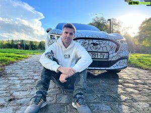 Donald Reignoux Instagram - J’adore cette caisse⚡️
Petit trip royal à Versailles avec la Reine Mach-E désignée par @lucas_beaufort ! Merci @fordfrance pour le kif