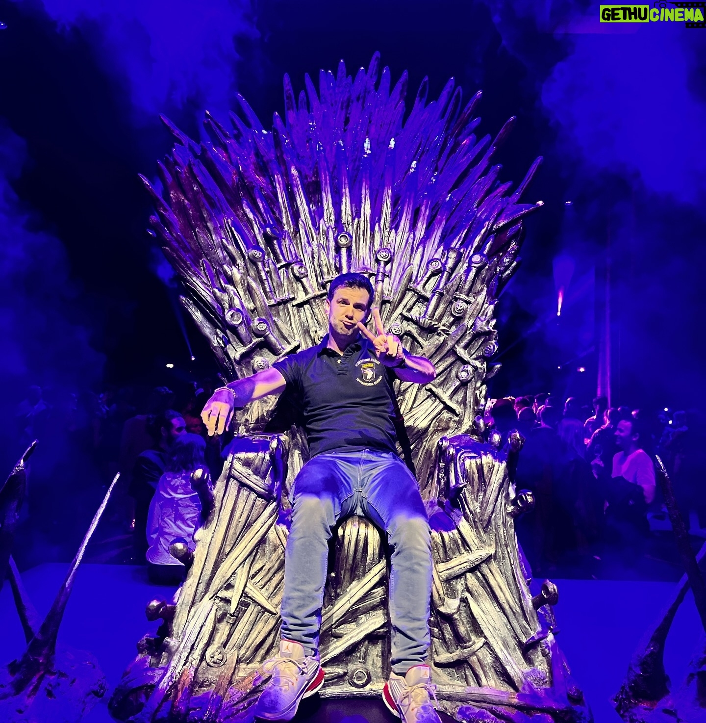 Donald Reignoux - 6.8K Likes - C’était le 6 juin, anniversaire du D-Day !
J’ai été parachuté sur le lancement de la saison 2 de #houseofthedragons
Sur le trône, je me disais : IA is coming 😅
Une belle soirée 😀