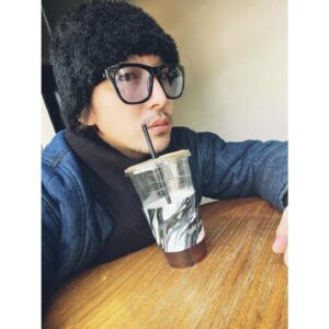 Dong Hyun-bae Instagram - 마웅규가 커피를 타줬다🧊☕️
#coffeestudio