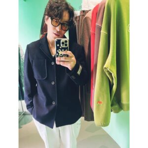 Dong Hyun-bae Instagram - 이 옷을 입을 날씨가 되었다~
@londonunderground.studio