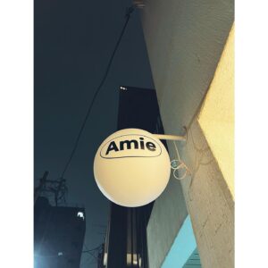 Dong Hyun-bae Instagram - 매일 매고 다녀야지~ @jamiewander_official 
1층에 에이미원더도 너무 이쁨 @amie.wander