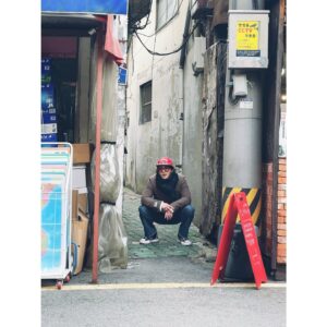 Dong Hyun-bae Instagram - 🧍‍♂️사진을 찍혔다.
@londonunderground.studio