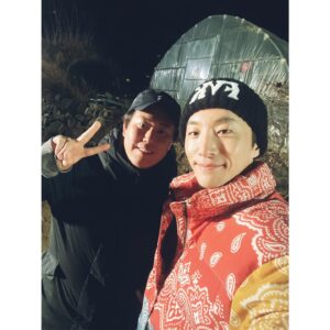 Dong Hyun-bae Instagram - 효자촌 5박 6일 동안 나와 엄마를 지켜봐 주고 있었던 우리 작가님들과 우리 PD님들 카메라 감독님들~ 늘 좋은 사람들과 함께 하는 난 복 받았다~ 고마웠고 너무나 수고 많으셨어요~ 그리울꺼야~ 🥲 우리가 또 어느 곳에서 만나게 되면 더 값진 시간 갖도록해요~🫰