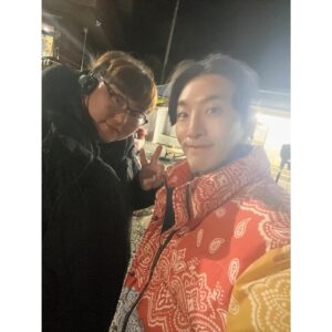 Dong Hyun-bae Instagram - 효자촌 5박 6일 동안 나와 엄마를 지켜봐 주고 있었던 우리 작가님들과 우리 PD님들 카메라 감독님들~ 늘 좋은 사람들과 함께 하는 난 복 받았다~ 고마웠고 너무나 수고 많으셨어요~ 그리울꺼야~ 🥲 우리가 또 어느 곳에서 만나게 되면 더 값진 시간 갖도록해요~🫰