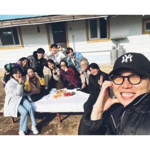 Dong Hyun-bae Instagram - 효자촌을 통해 만나게 되서 너무나 소중한 시간이었어요~ 맏형으로써 중심 잡아준 재원이형~ 이야기도 많이 하고 듬직하고 배울 게 많았던 제이쓴~ 만나자마자 마음 열어준 귀여운 재환이~ 같이 있음 늘 웃었던 지성이~ 막내지만 어른스럽고 정 많은 동현이~ 또 다른 형제들이 생간 것 같아 행복했어~ 우리 인연 소중하게 간직할께~ 😍 우리 재환이 친동생처럼 대해 달라고 부탁하시며 항상 유머러스하신 재환이 어머님~ 에너지 넘치시고 늘 칭찬을 아끼지 않으셨던 재원이형 아버님~ 너무 멋있으시고 참 따뜻하신 제이쓴 어머님~ 인자하시고 미소가 아름다우신 동현이 어머님~ 소녀같으시고 너무나 유쾌하신 지성이 어머님~ 효자촌에서 함께 해서 따뜻했고 우리 어머니랑 저 많이 챙겨주신거 잊지 않을께요~ 고맙습니다~😍 정말 잊지 못 할 시간들이었어요~ 우리 또 만나요~