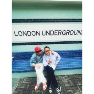 Dong Hyun-bae Instagram - 나는 런던을 다녀왔다~ @londonunderground.studio 
여러분들도 두 달안에 런던 다녀오세요~
🫵 서두르세요~~
#연무장길20_1  #londonunderground