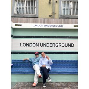 Dong Hyun-bae Instagram - 나는 런던을 다녀왔다~ @londonunderground.studio 
여러분들도 두 달안에 런던 다녀오세요~
🫵 서두르세요~~
#연무장길20_1  #londonunderground