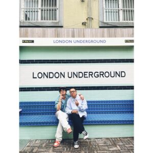 Dong Hyun-bae Instagram - 나는 런던을 다녀왔다~ @londonunderground.studio 
여러분들도 두 달안에 런던 다녀오세요~
🫵 서두르세요~~
#연무장길20_1  #londonunderground