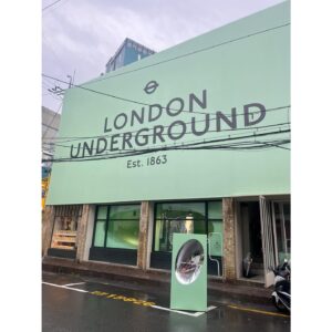 Dong Hyun-bae Instagram - 나는 런던을 다녀왔다~ @londonunderground.studio 
여러분들도 두 달안에 런던 다녀오세요~
🫵 서두르세요~~
#연무장길20_1  #londonunderground