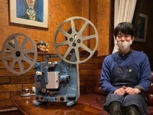 Donguri Instagram - 「還暦のシンデレラガール」を、
ルプラさん　２０冊
蕾さん　　　１２冊
ネットと本屋さんで、それぞれ買ってくださいました。

明日、２月10日(木) 限定
「還暦のシンデレラガール」
（サイン入り）
ルプラさんと蕾さんでお求めになれます。

喫茶店ロケでお伺いしたお店です。
２つお店のInstagram、片っ端から喫茶店YouTube で、場所、メニュー等、詳細をご確認くださいね。

素敵なお店を訪ねてこだわりコーヒー、ケーキ等、豊かな時間を。
どちらも焙煎機もガラス越しに見られます。

ルプラさんは、50年前の映写機で、上映会もされるそうで。

蕾さんは、気まぐれケーキというスイーツも時々あるそうで。

毎日奇跡❣️💕
今日も最幸最強❣️💕❤️