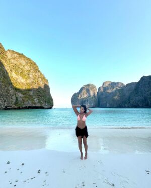 Donna Benedicto Instagram - It really is THE Beach 🏝🤩
.
Why do I make that face when something touches my leg 😩
.
.
#kohphiphi #thebeachmovieisland