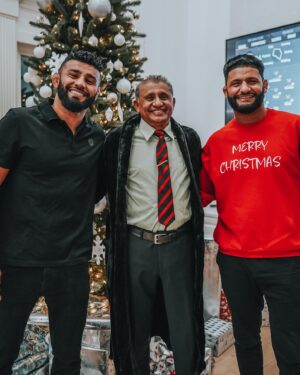 Douglas Lima Instagram - Merry Christmas from my family to yours!😃🎄
I hope your day is full of joy and happiness in this beautiful day that we celebrate the birth of our King ❤️ 
Jesus is the Reason for the Season