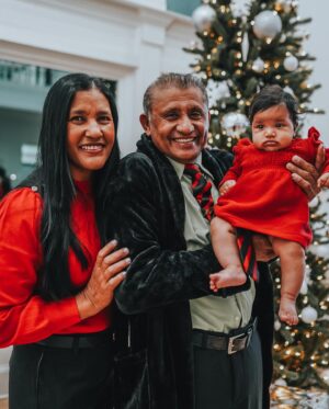 Douglas Lima Instagram - Merry Christmas from my family to yours!😃🎄
I hope your day is full of joy and happiness in this beautiful day that we celebrate the birth of our King ❤️ 
Jesus is the Reason for the Season